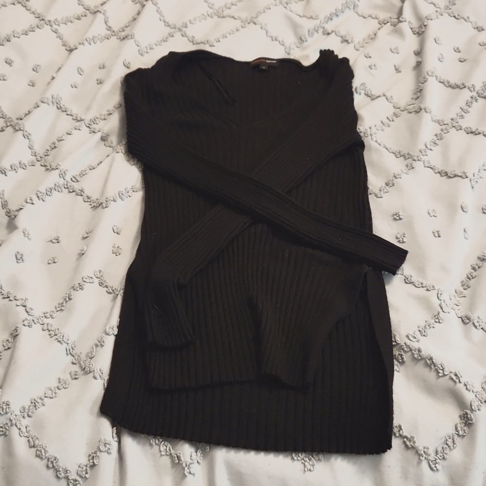 Ambience Apparel Size Medium V neck sweater